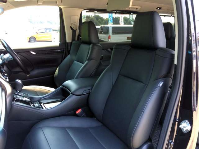 助手席、合皮オットマン付きパワーシート！　運転席は、エンジン始動と同時に、登録したベストシートポジションへ自動的に移動してくれる、メモリー機能付きパワーシートです！