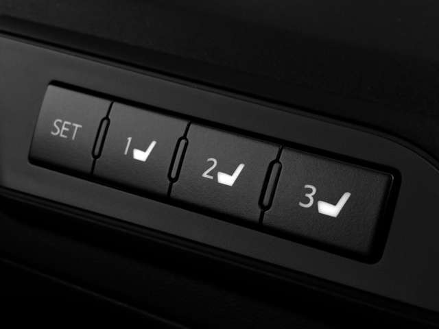 ベストポジション3名様分を登録しておける、運転席メモリーパワーシート！