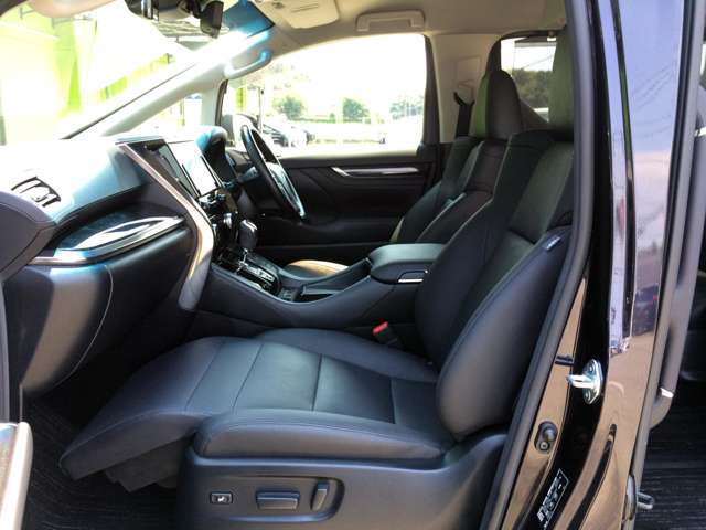 助手席、合皮オットマン付きパワーシート！　運転席は、エンジン始動と同時に、登録したベストシートポジションへ自動的に移動してくれる、メモリー機能付きパワーシートです！