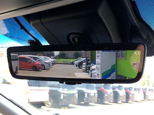人気の純正デジタルインナーミラーが装備されております！後方視界のサポートに！煽り運転の抑止に！と人気のアイテムでございます！