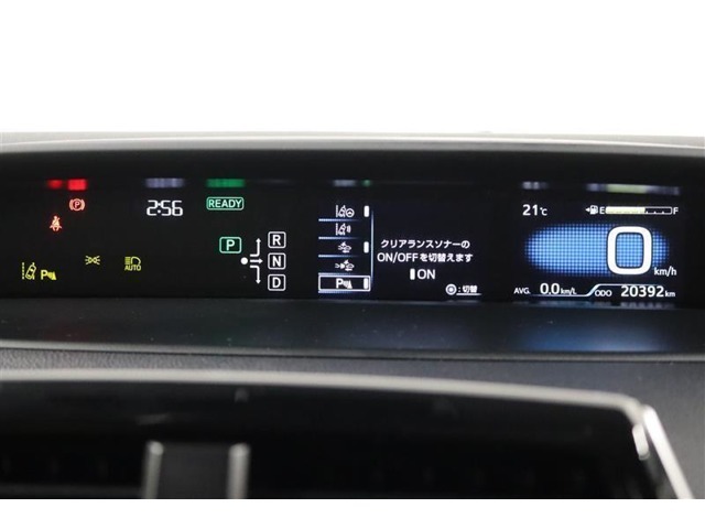 視線移動が少なく疲れにくいセンターメーター！ハイブリッドシステムインジケーターをはじめとしたお車の状態の情報を確認できます。