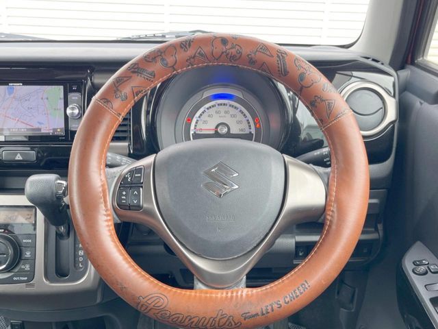 【純正革巻きステアリング】上質な革を使用することで、手にしっかり馴染みとても運転しやすいハンドルです♪