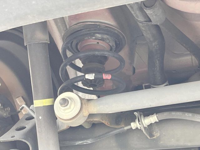 お車を安心してお乗りいただく為には、足回りの定期点検が欠かせません。サービスサポート（有償保証）では無料点検もご提供しており、安心のカーライフをお過ごしいただけるサポート体制が整っています。