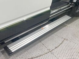【電動サイドステップ】車高の高いお車でも、これがあれば小さいお子様の乗り降りも楽々♪スライドドアと連動して作動する為、煩わしい操作は不要です！