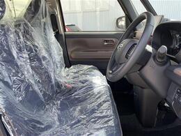 【運転席】座り心地が良いシートなので長時間の運転でも快適にお過ごしいただけます。新品のフロアマットのご注文も可能です。掲載箇所以外にご希望の写真がございましたらお気軽にお問い合わせ下さい。