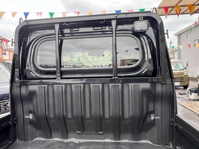 プロテクター付き！荷台はラプター塗装されており、雰囲気よく、汚れも目立ちにくいです！