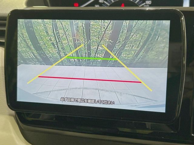 【バックカメラ】駐車時に後方がリアルタイム映像で確認できます。大型商業施設や立体駐車場での駐車時や、夜間のバック時に大活躍！運転スキルに関わらず、今や必須となった装備のひとつです！