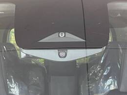 【インテリジェントエマージェンシーブレーキ】フロントカメラで前方の車両や歩行者を検知。衝突しそうな時は衝突被害軽減ブレーキが作動、衝突回避をサポート。より安全にドライブをお楽しみいただけます。