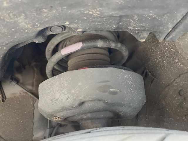 お車を安心してお乗りいただく為には、足回りの定期点検が欠かせません。サービスサポート（有償保証）では無料点検もご提供しており、安心のカーライフをお過ごしいただけるサポート体制が整っています。