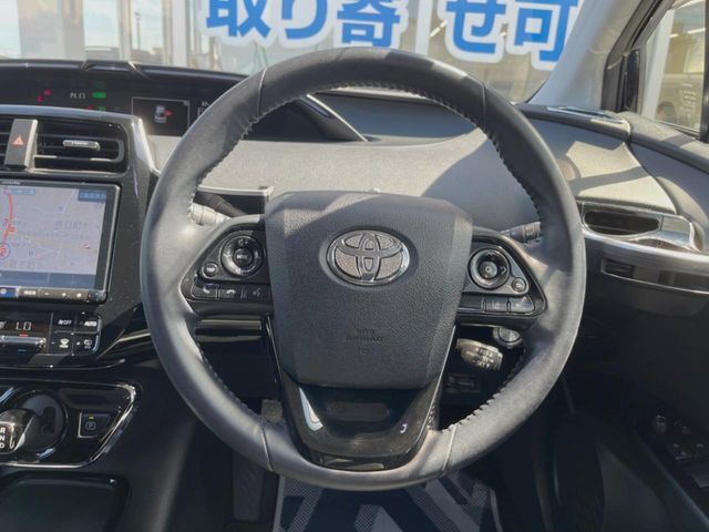 インテリアに合わせたデザインのステアリングは、運転される方のことも考え、運転しやすい形状、大きさです。是非一度、実際に触ってお確かめください。