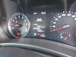 シンプルでスッキリしたメーターデザインはドライブを楽しくさせます。最近のお車は低燃費運転をしていただくと標記がかわる工夫も施されています。あなた好みのアクセントをつけてみるのも良いかもしれませんよ！