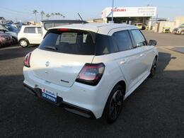 外装は展示前に専任の担当者が綺麗に仕上げております。車の状態など気になさる点がありましたらお気軽にご相談ください。自慢のお車をぜひご覧にいらしてください。