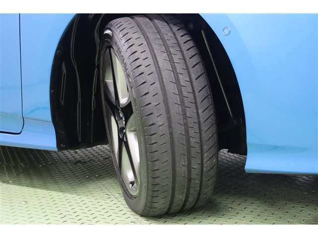 タイヤサイズはハイスペックな　215/45R17。