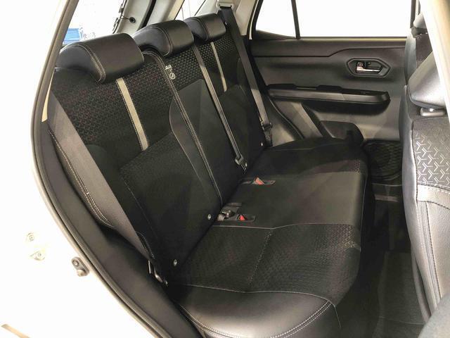 前席を最も後ろに下げても膝前に余裕があります！しかも解放感のあるフロアで、広々とした後席足下♪