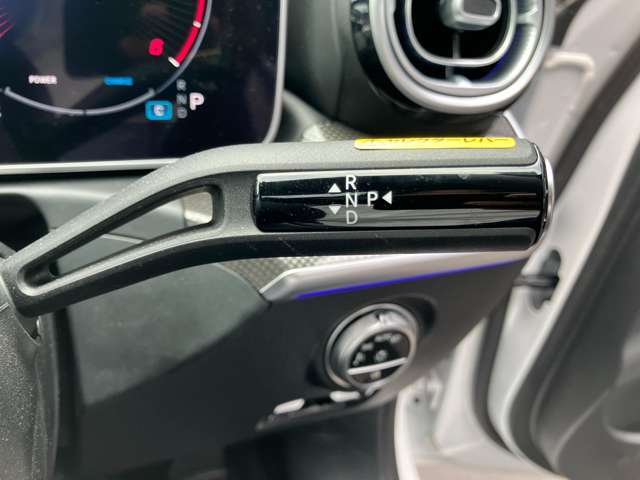 スタッフ全員が自動車保険の資格を保有しており、万が一の事故の際のサポート体制を整えております。メルセデス・ベンツ自動車保険プログラムをご用意しております。無料証券診断を行います！