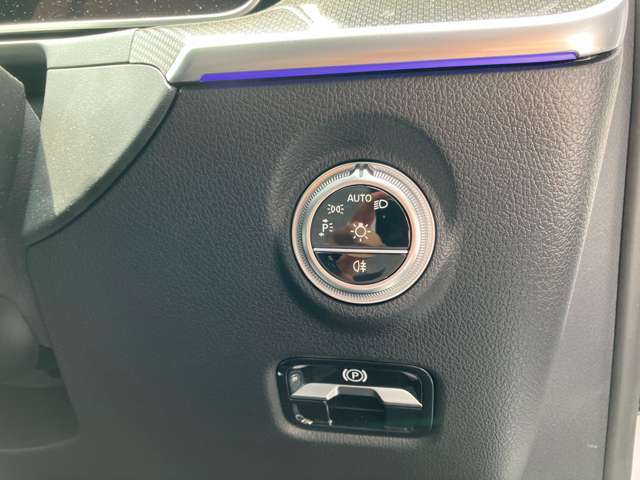 スタッフ全員が自動車保険の資格を保有しており、万が一の事故の際のサポート体制を整えております。メルセデス・ベンツ自動車保険プログラムをご用意しております。無料証券診断を行います！