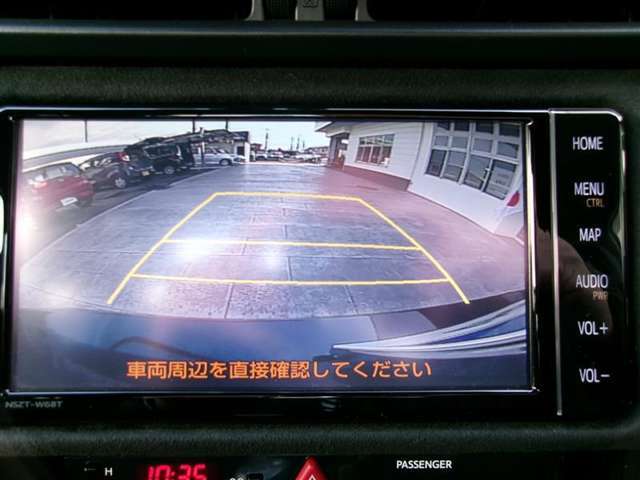 【バックモニター】バックカメラが装着されています。車庫入れが苦手な方もこれがあれば安心ですね