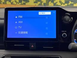 【ナビ機能付き10型ディスプレイオーディオ】ナビ機能搭載の他、お持ちのスマートフォンと連携して、ナビやbluetoothでの音楽再生が可能です♪デザインはもちろん操作性も良好！