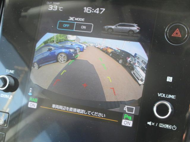 バックカメラを通して、ナビモニターに、障害物が映し出されます。障害物や人を、確認できますので、安全に後退できます。