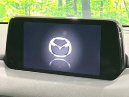 【マツダコネクトナビ】車内の雰囲気にマッチした一体型タイプのナビ。各種車輌設定やBluetooth再生等、様々な機能が楽しめます。直感的なダイヤル操作が可能で、使い勝手も良好です。