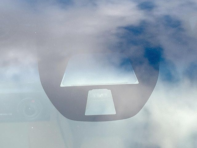【シティブレーキアクティブシステム】低速走行中に前方の車両等を認識し、衝突しそうな時は警報とブレーキで衝突回避と被害軽減をアシスト。より安全にドライブをお楽しみいただけます。