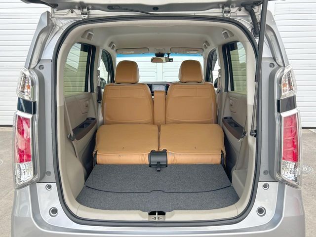 後席を格納すると、これだけの広さが！シーンに合わせたシートアレンジで、大きな荷物も積むことが出来ます♪