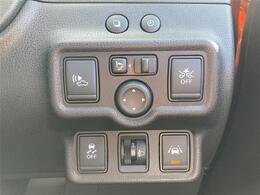 【エマージェンシーブレーキ】前方の状況をチェックし、車両や歩行者との衝突を回避したり、衝突による被害を低減するための技術です。