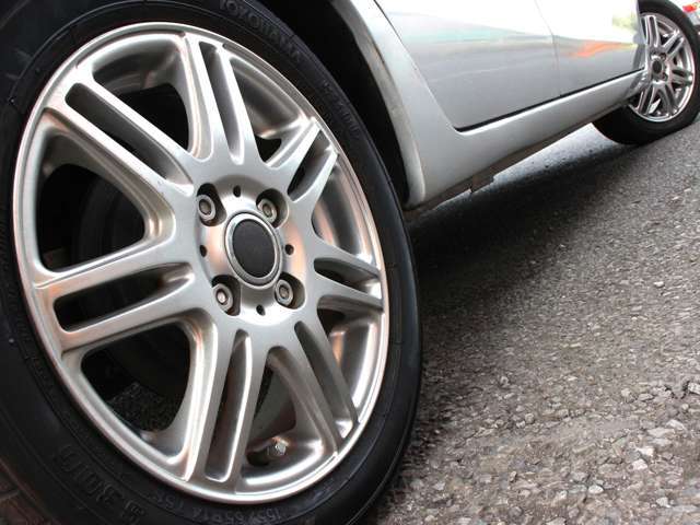 純正14インチアルミホイール！腰下荷重を軽くしてさらに燃費にも貢献します☆