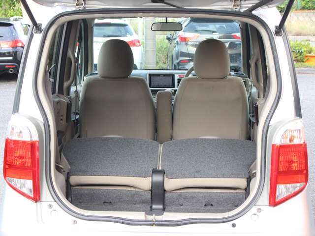 コンパクトでも意外と広々としたラゲッジスペース！2列目を倒していただければさらに広くなります！