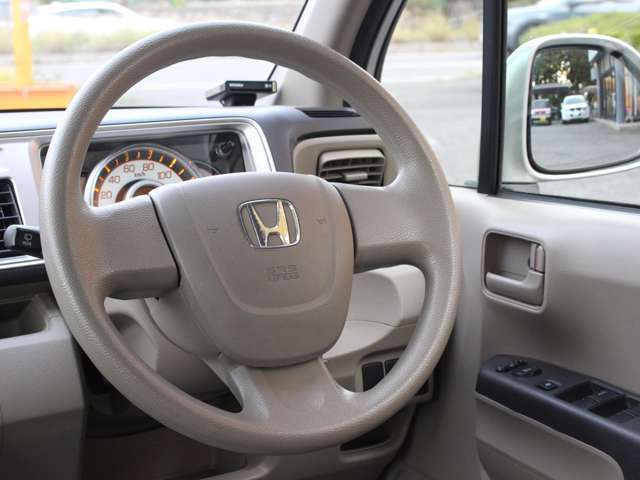 握り心地のよいステアリング！いつも触る部分ですので質感は良いほうが◎