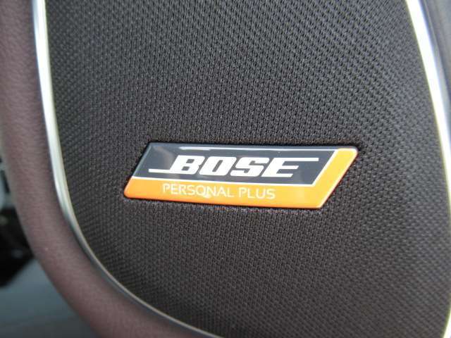 ＜BOSEパーソナルプラスサウンドシステム＞さらなる理想のプレミアムオーディオを追求してヘッドレストスピーカーを運転席、助手席に搭載。また、室内空間に合わせてサウンドもチューニングしています。