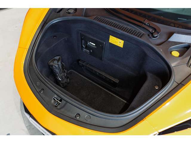 フロントトランクは見た目以上にお荷物を積むことが可能です。