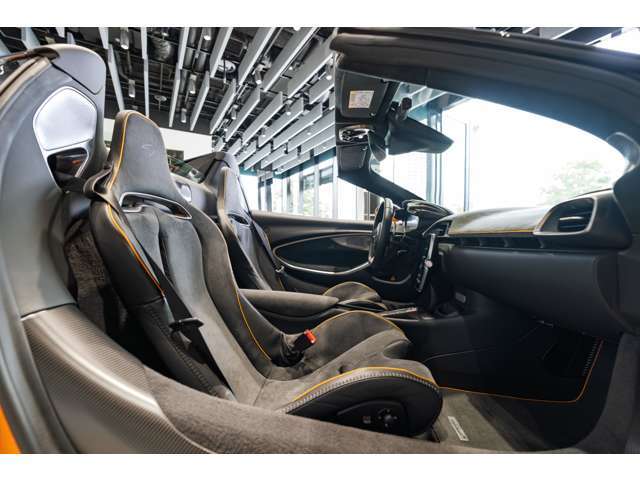 McLarenの特徴の一つであるドアが上に開くディヘドラルドアによって開口部が大きく、乗り降りが行いやすくなっております。