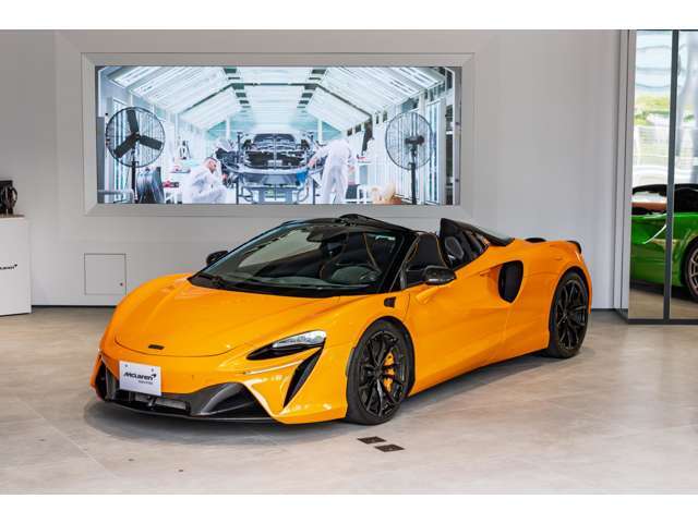 エクステリアには、アンダーボディ・カーボンパックとエクステリア・カーボンファイバーパックを採用。細部にまでカーボンの美しさとスポーティな印象が際立ちます。