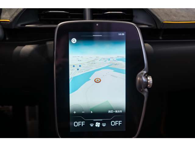 ナビゲーションやエアコンなどの操作は車両中央のパネルにてスマホ感覚で操作頂けるオーナーフレンドリーなお車です。