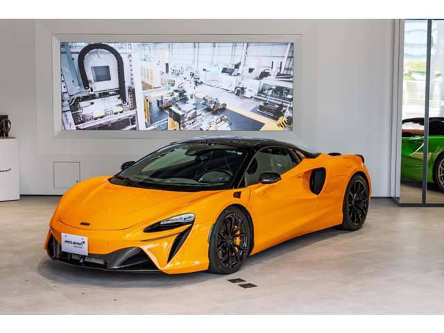 ルーフを閉じた状態では、まるでクーペモデルと見間違えるほどの美しいフォルムを誇ります。