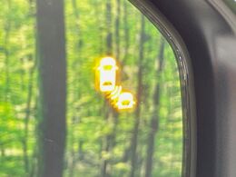 【ブラインドスポットインフォメーション】走行中、ドアミラーの死角になりやすい箇所に後続車が接近するとサイドミラー付近に警告を表示、ドライバーに注意喚起をしてくれます。