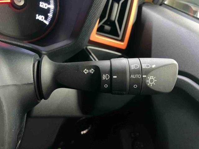 【オートライト】　周囲の明るさに応じて、ヘッドランプを自動的に点灯・消灯してくれるので、とても便利です