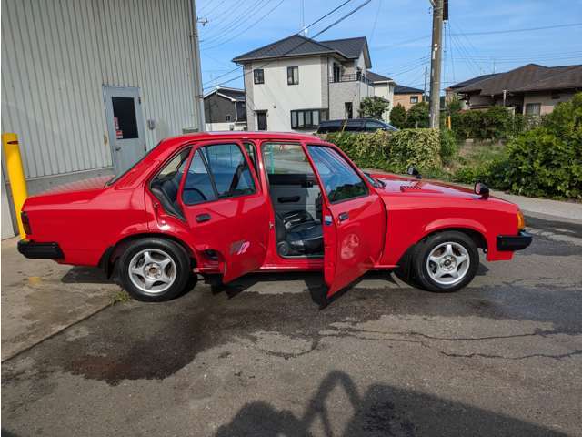 4ドアタイプなので乗り降りで苦労することは有りません。