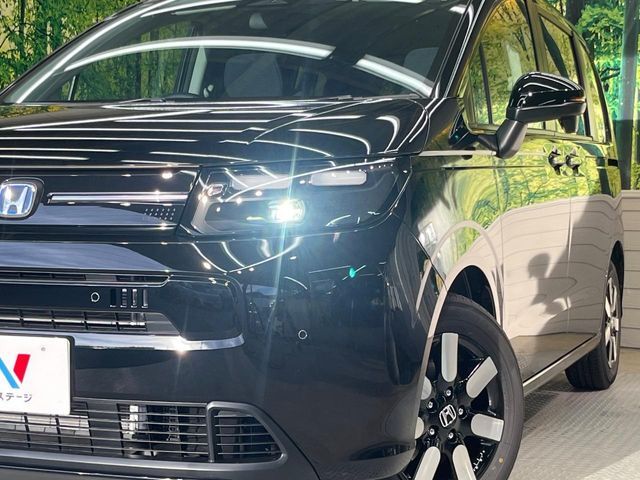 【LEDヘッドライト】悪天候や夜間走行時も良好な視界を確保し安心して運転できる高輝度LEDヘッドライトを装備！点灯速度が早く、消費電力も抑えられています。