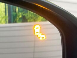 【ブラインドスポットインフォメーション】走行中、ドアミラーの死角になりやすい箇所に後続車が接近するとサイドミラー付近に警告を表示、ドライバーに注意喚起をしてくれます。