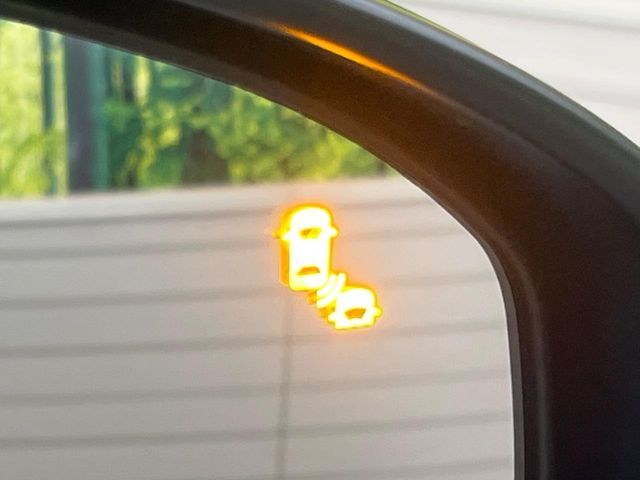 【ブラインドスポットインフォメーション】走行中、ドアミラーの死角になりやすい箇所に後続車が接近するとサイドミラー付近に警告を表示、ドライバーに注意喚起をしてくれます。