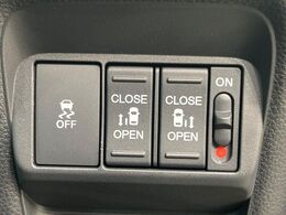 【両側パワースライドドア】スマートキーや運転席のスイッチで後席両側スライドドアの開閉が可能♪電動だから力を入れてドアを開ける必要が無く、小さなお子様でも簡単に開け閉めでき快適です♪