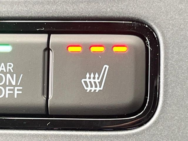 【シートヒーター】寒い日に重宝するシートヒーター！エアコンより早く温まってくれるので寒がりの人も安心ですね♪エアコンの温風は乾燥するから苦手、という方にもをおすすめです。
