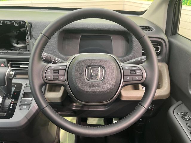 インテリアに合わせたデザインのステアリングは、運転される方のことも考え、運転しやすい形状、大きさです。是非一度、実際に触ってお確かめください。