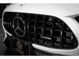 フロントグリルはキャンディ塗装により本国同様ダーククロム仕上げ。スターマークリングとAMGバッジのメッキとのコントラストがフロントマスクを引き立てます。