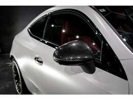 ドアミラーにもカーボンPPFを使用。近年、流行の深みのあるフィルムを使用することで本物のそん色のない仕上がりが可能です。