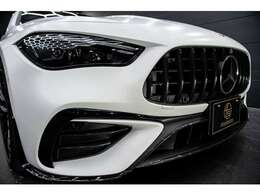 バンパーの両端に配置されるカナードは本国純正パーツを使用。国内には設定の無い憧れの本国仕様を贅沢に再現します。