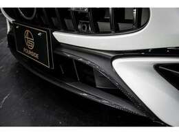 フロントのエプロンモールはカーボンPPFを使用し本国カーボンパッケージを再現。スポーティーかつエレガントなフロントマスクが際立ちます。