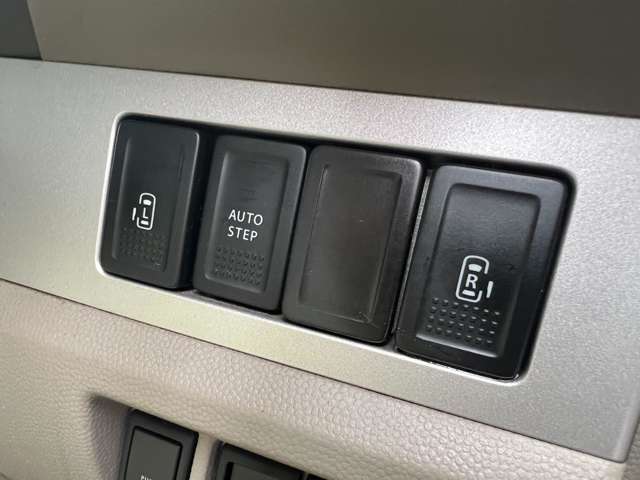 両側電動スライドドアですので乗り降りラクラクです♪スイッチ一つでスライドドアの開閉が可能です♪また、左側には電動オートステップを装備しています♪
